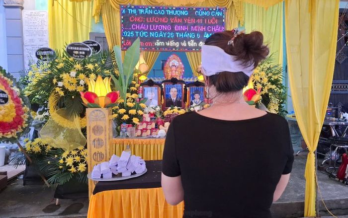 Xót xa tang lễ của 3 bố con tại Bắc Ninh trong vụ lật tàu ở Quảng Ninh