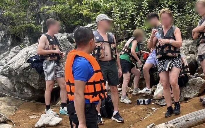 Lật tàu du lịch tại đập nước: 16 du khách được cứu sống, nữ hướng dẫn viên thiệt mạng