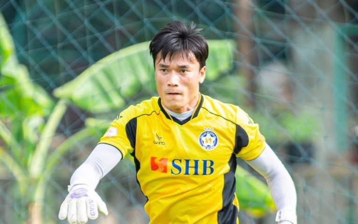 Thủ môn Bùi Tiến Dũng bất ngờ bị gạch tên