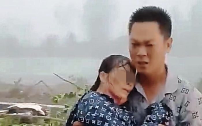 Xúc động khoảnh khắc người đàn ông bất chấp cơn giông cứu người phụ nữ bị cây ngã đè trúng