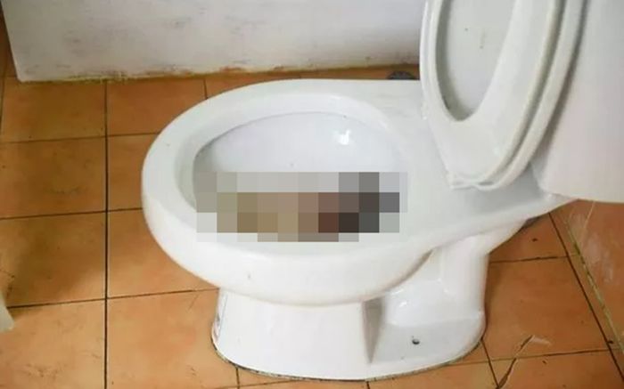 Uống thuốc phá thai mua trên mạng, cô gái đau bụng dữ dội rồi sinh con trong bồn cầu