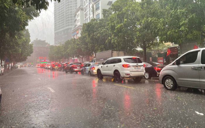 Vùng mây hoàn lưu bão số 3 Wipha áp sát Hà Nội, cảnh báo úng ngập nội thành