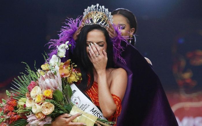 Cuộc thi hoa hậu đình đám bị hoãn, chủ tịch rút lui gây dậy sóng