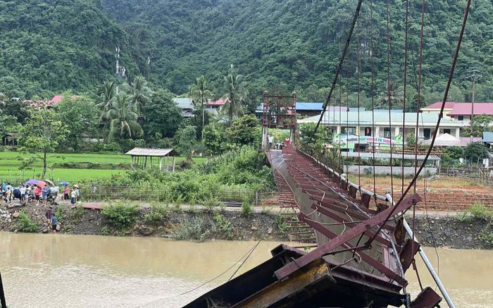 Cầu treo bất ngờ bị đứt cáp, ô tô bán tải chở ba người rơi thẳng xuống sông