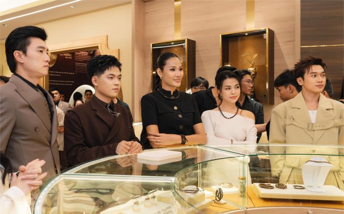 Quốc Trường, Hoàng Thùy cùng dàn nghệ sĩ tỏa sáng tại sự kiện khai trương “Gallery Trầm” của Thiên Mộc Hương