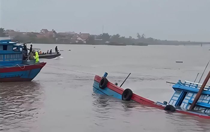 Lật tàu chở 9 người ở Quảng Ninh