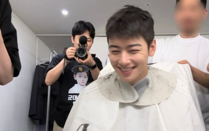 Nam thần 'số 1 Hàn Quốc' Cha Eun-Woo xuống tóc nhập ngũ, visual vẫn tràn màn hình