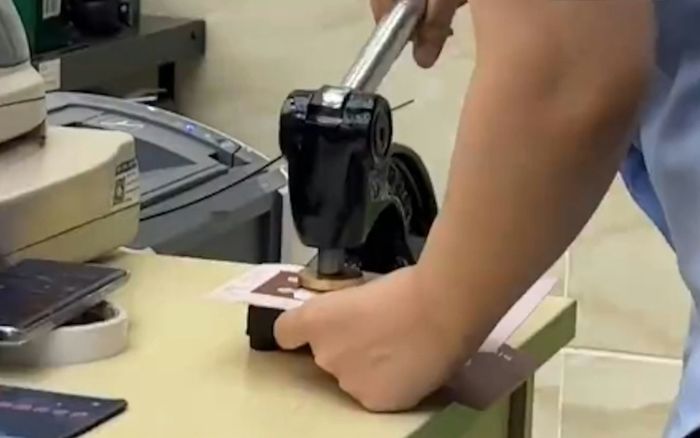 Đăng ký kết hôn, cặp đôi bất ngờ nhận giấy... ly hôn