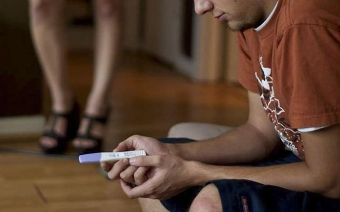 Lấy que thử thai của bạn gái để thử, nam thanh niên sửng sốt nhận kết quả hai vạch