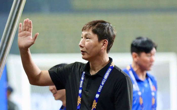 HLV Kim Sang Sik toát mồ hôi trước U23 Campuchia