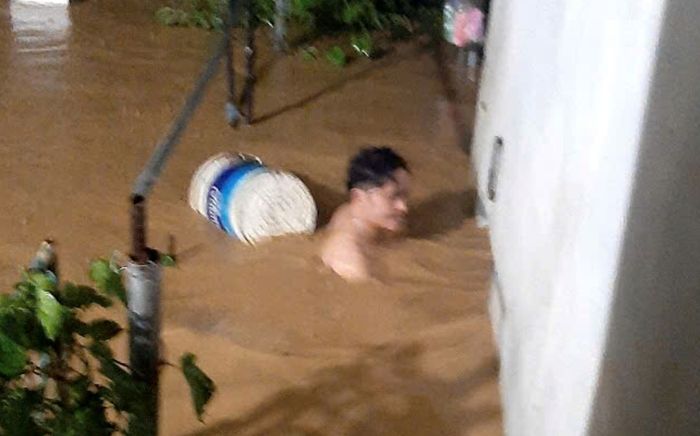 Nước lũ dâng cuồn cuộn, người dân khẩn cấp di dời trong đêm, nhiều gia đình không kịp cứu tài sản