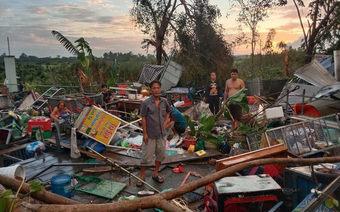 Dông lốc quét qua Đồng Tháp, hàng trăm căn nhà bị tốc mái, đổ sập