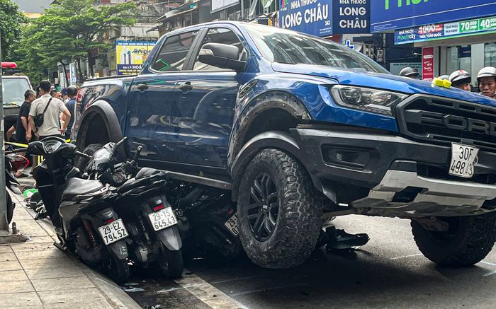 Vụ xe bán tải tông loạt xe máy trên phố Khâm Thiên: Đã xác định tài xế, nồng độ cồn và ma tuý ra sao?