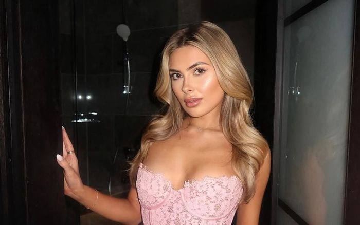 Nữ người mẫu chia tay cầu thủ nổi tiếng vì ngoại tình