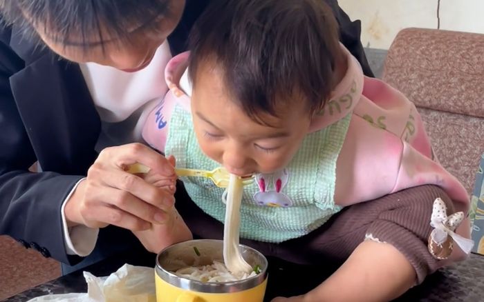 Cô bé không tay và bài học về nghị lực khiến triệu người rơi nước mắt