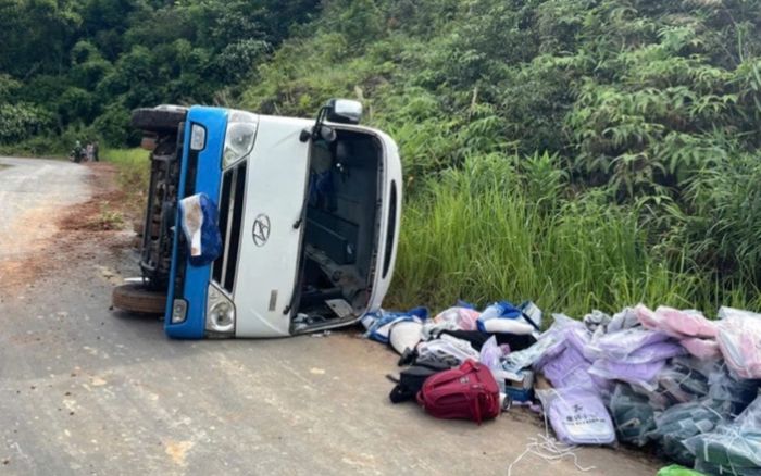 Lật ô tô chở 19 sinh viên đi từ thiện ở Tà Đùng