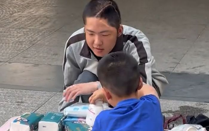 Anh trai bán hàng rong gồng gánh nuôi em khiến cả mạng xã hội lay động