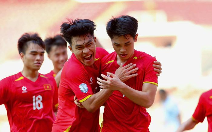 HLV Kim Sang Sik quỳ gối dù U23 Việt Nam vào chung kết