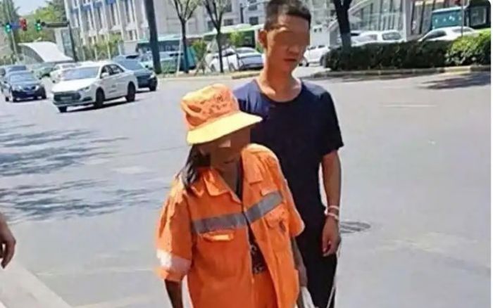 Xúc động nữ công nhân vệ sinh buộc cổ tay con trai bị thiểu năng vào tay mình khi làm việc