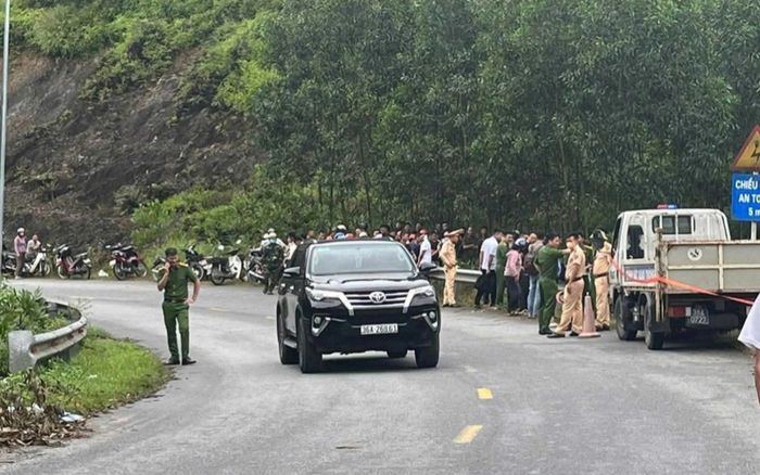 Thanh niên đi xe máy bị ngã xuống cống, vừa ngồi dậy liền phát hiện thi thể cùng ngày tháng năm sinh nằm cạnh