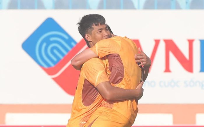 HAGL thắng không tưởng đội thủ môn Bùi Tiến Dũng để vào chung kết