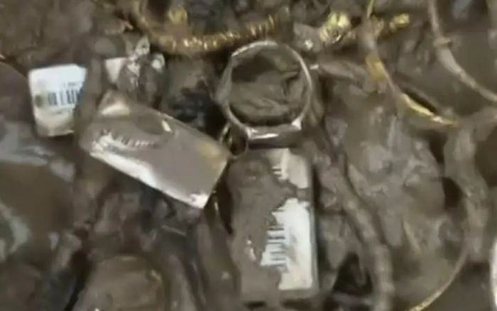 Lũ lụt cuốn trôi 20kg trang sức của một tiệm vàng, giá trị hơn 30 tỷ đồng