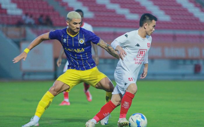 Hendrio ghi 2 bàn, gieo sầu cho HLV Chu Đình Nghiêm