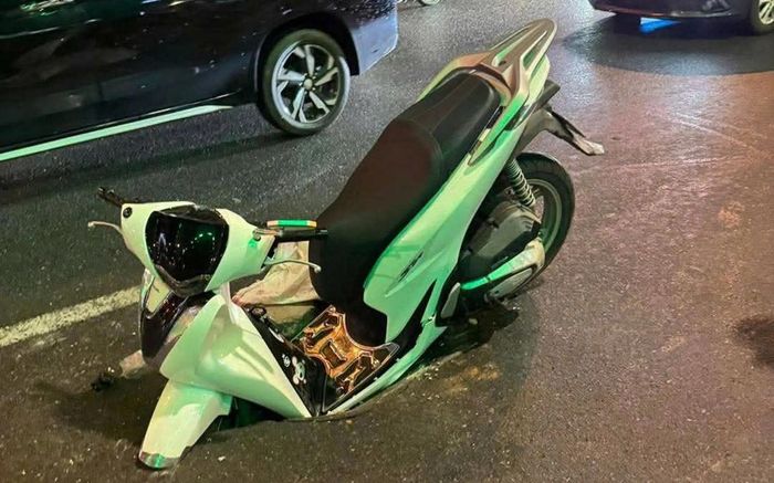 Hình ảnh chiếc xe máy gãy đôi trên đường phố Hà Nội và sự thật bất ngờ phía sau