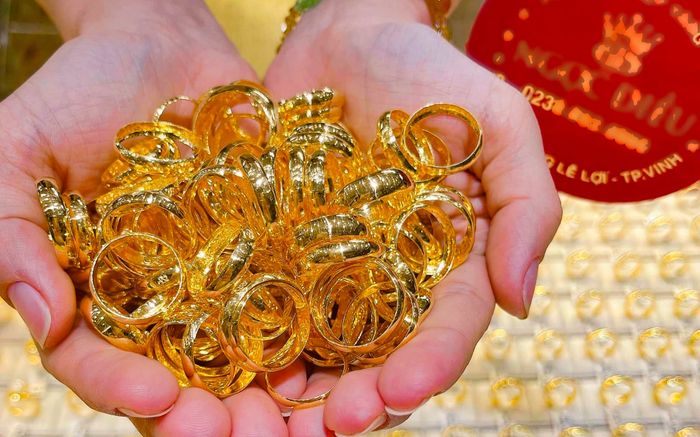 Giá vàng hôm nay (28/7): Vàng nhẫn mất giá, người mua lỗ nặng sau cơn sốt đầu tư