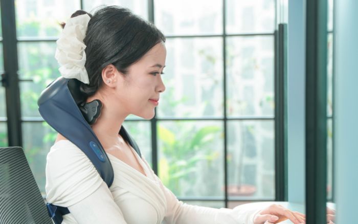 ​​Không còn là bệnh của người già: Gen Z đổ xô tìm cách chữa đau vai gáy tại nhà