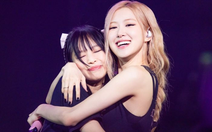 Hành động của Jennie dành cho Rosé gây tranh cãi