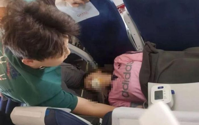 Chàng trai cứu sống một hành khách 20 tuổi trên chuyến bay, chỉ mới là sinh viên năm 2