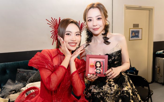 Phương Mỹ Chi làm một hành động khiến dàn nghệ sĩ tại Sing! Asia phải bất ngờ