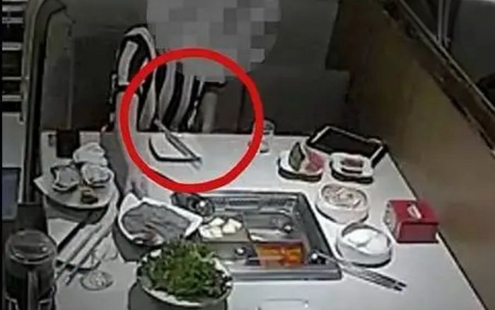 Gã đàn ông lén bỏ thứ ghê rợn vào món ăn chỉ để khỏi trả tiền nhà hàng
