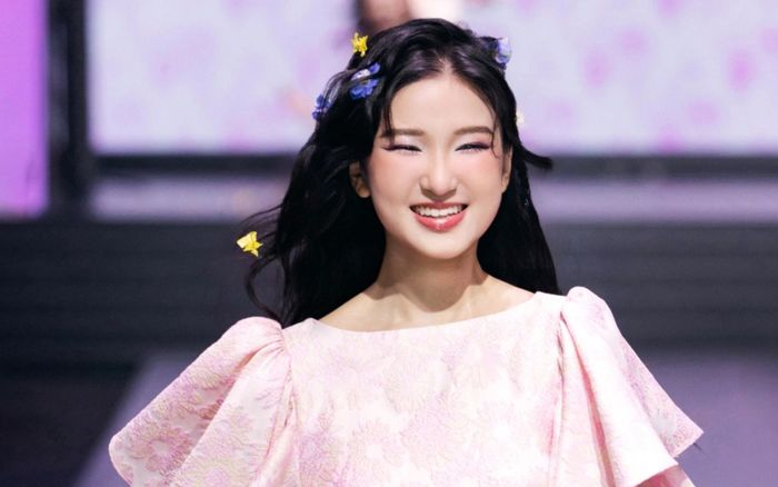 TikToker Nàng Mơ lộ khoảnh khắc gây tranh cãi qua camera thường