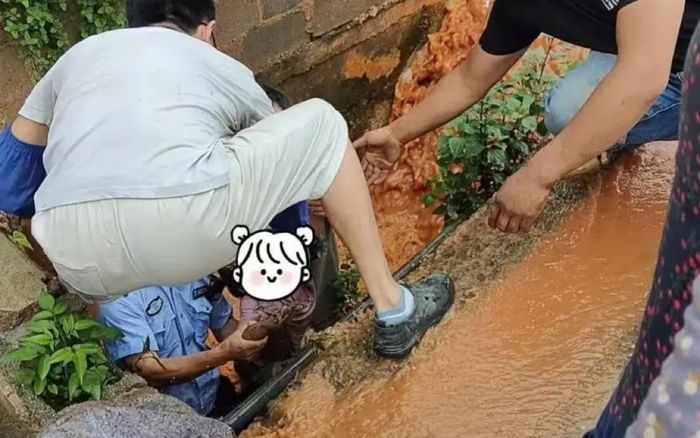 Bé gái trượt chân rơi xuống cống, hành động liều mình của cảnh sát khiến dân mạng xúc động mạnh