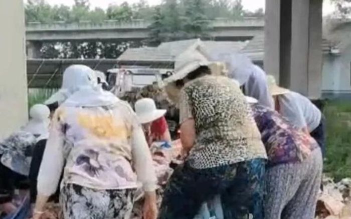 Xe tải gặp nạn, dân làng tràn xuống 'hôi của' hơn 10 tấn hàng đông lạnh