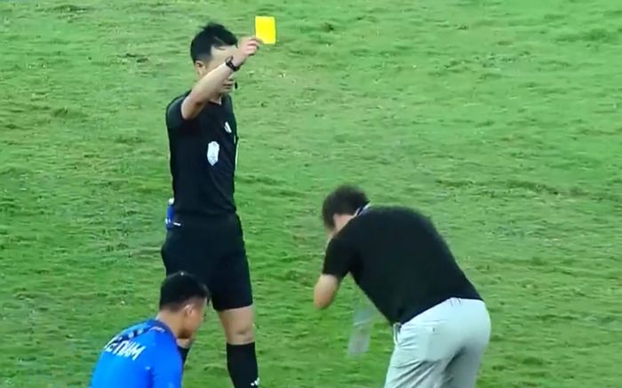 HLV Kim Sang Sik tinh quái, phá bài ném biên của U23 Indonesia bằng chai nước