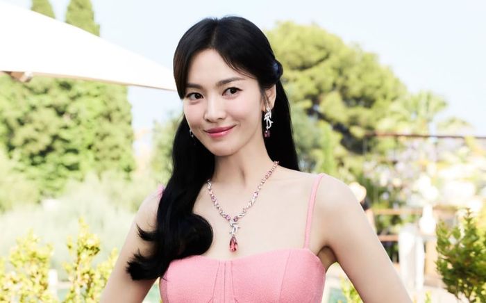 Rộ tin Song Hye Kyo có tình mới sau 6 năm
