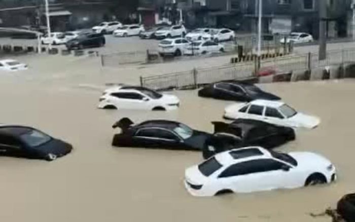 Trung Quốc lũ lụt kinh hoàng, biển nước nhấn chìm tỉnh Hồ Bắc, cuốn trôi hàng loạt xe hơi