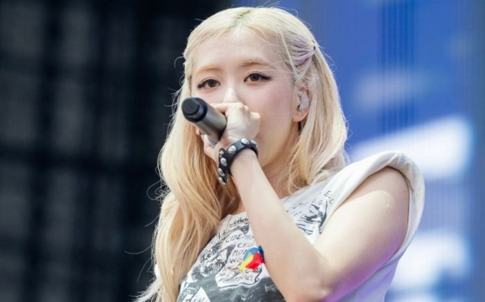 Rosé gây tranh cãi với giọng hát tại concert của PSY: Báo động trước tour diễn DEADLINE?