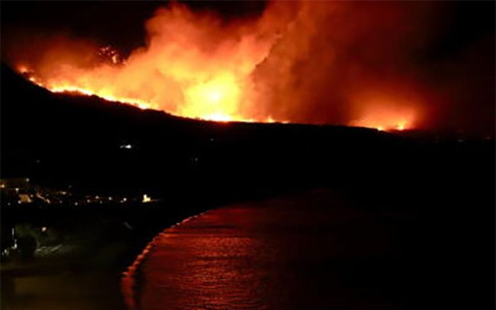 Cháy lớn tại địa điểm du lịch nổi tiếng, hàng nghìn người sơ tán khẩn cấp