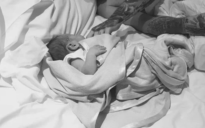 Nam ca sĩ nổi tiếng qua đời do ngã lầu, để lại hơn 700 tỷ đồng cho con trai 8 tháng tuổi