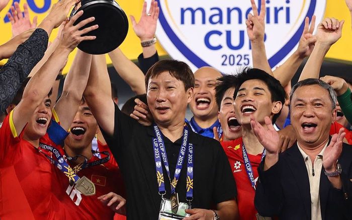 Khi HLV Kim Sang Sik không đẹp như Troussier