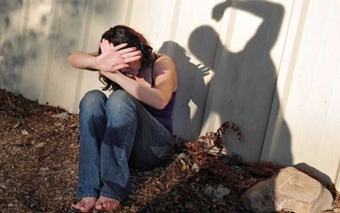 Bị chồng đánh rồi đẩy xuống hầm nuôi cá, người vợ kiên cường thoát chết