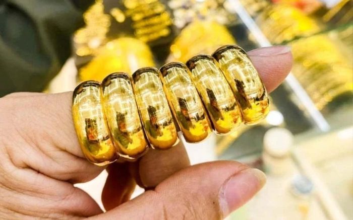 Giá vàng hôm nay (31/7): Giá vàng nhẫn tiếp tục leo thang, người mua dè chừng