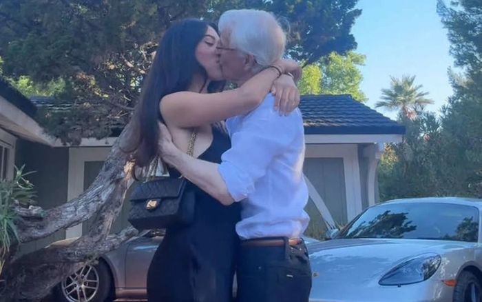 Cô gái 25 tuổi yêu say đắm cụ ông 76 tuổi: 'Anh ấy đẹp trai và rất dẻo dai'