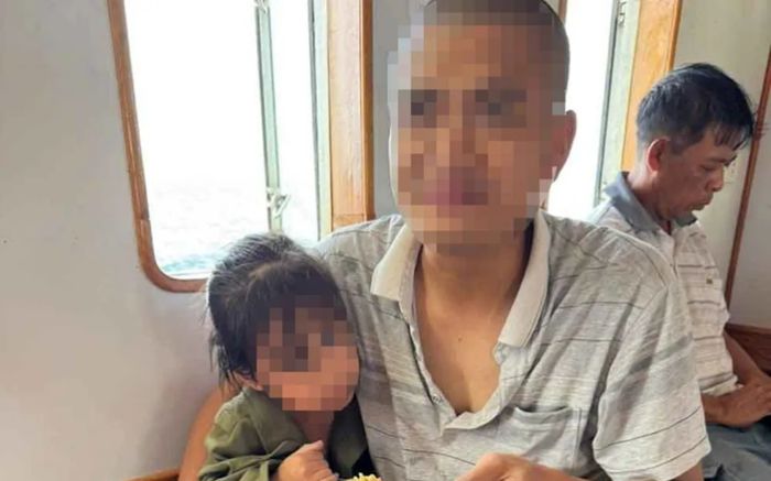 2 bố con Nghệ An bị sóng cuốn mất tích, được cứu sống sau 1 đêm lênh đênh trên biển