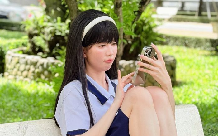'Nữ hoàng nội y' Ngọc Trinh gây sốt với loạt ảnh hoá học sinh cấp 3