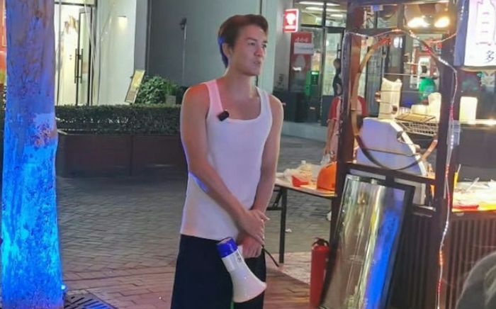 Nam ca sĩ nổi tiếng bị bắt gặp đứng bán hàng rong, câu chuyện phía sau gây xúc động